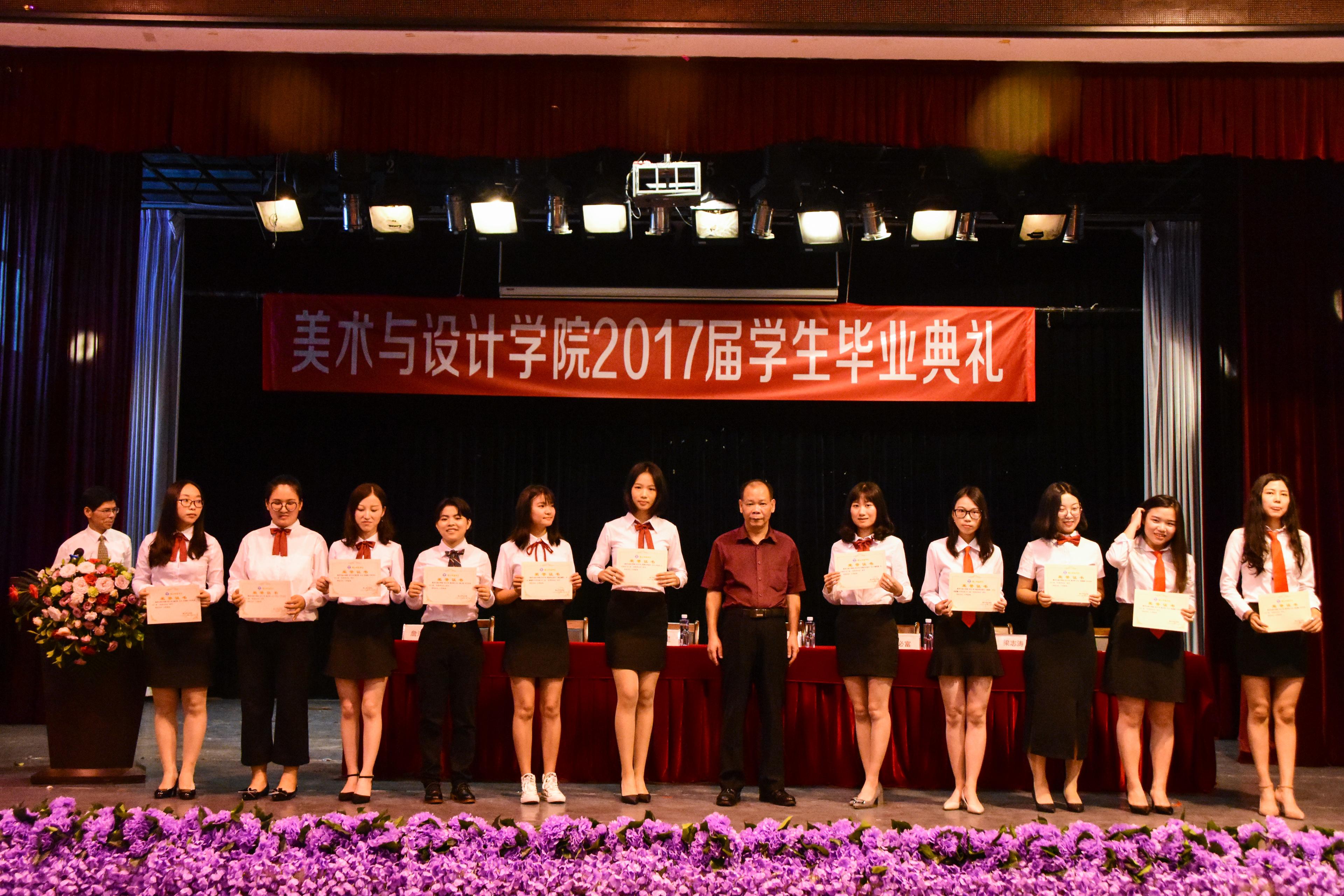 詹必富副书记为我院优秀毕业生颁发了荣誉证书