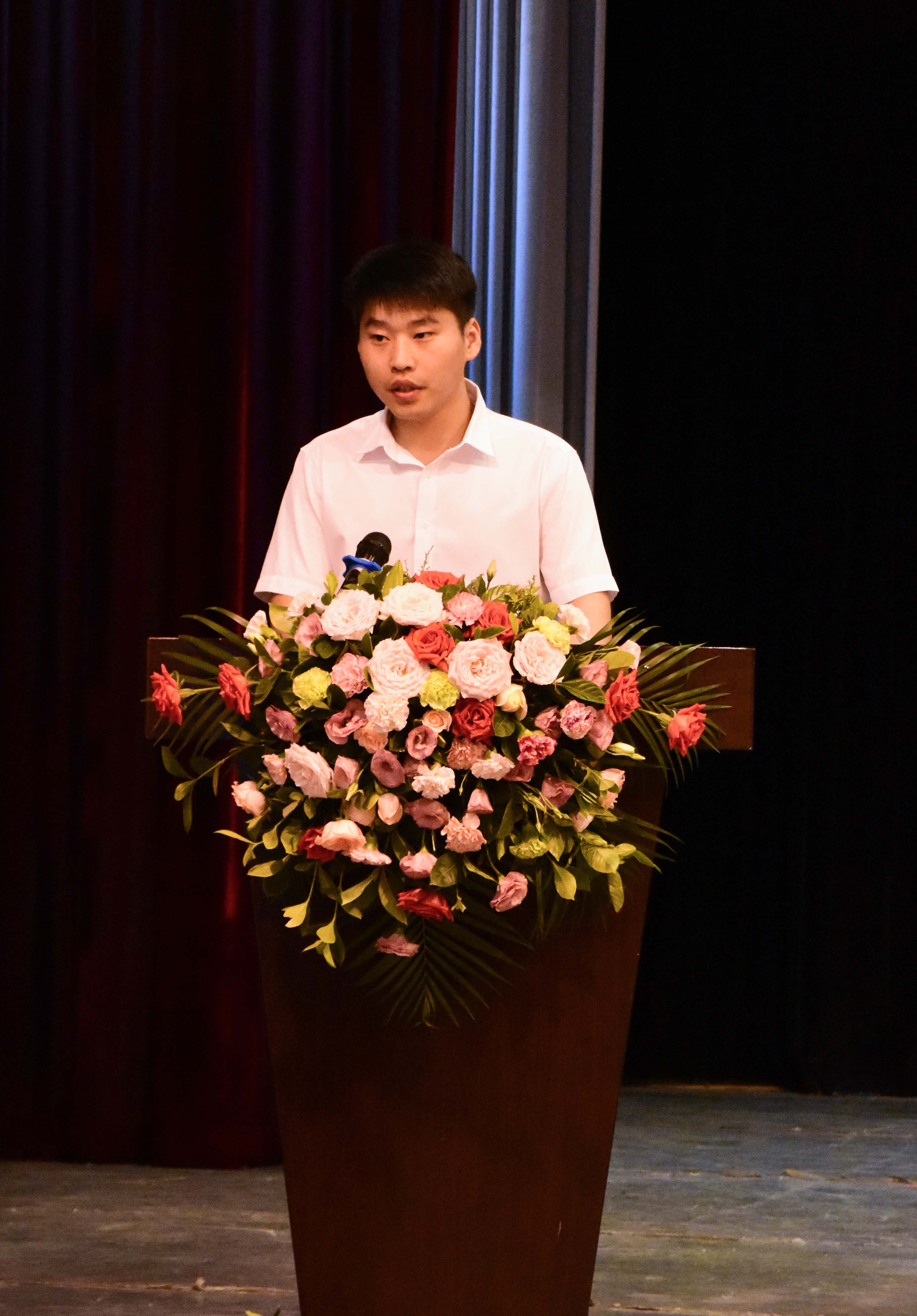 毕业生代表张政委